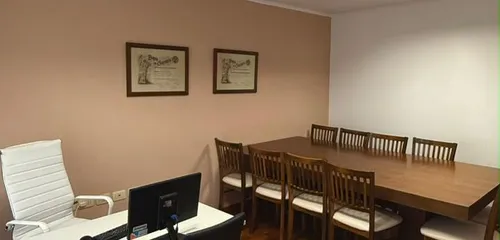 Sala de reuniones con diplomas — Oficina Comparin Abogada