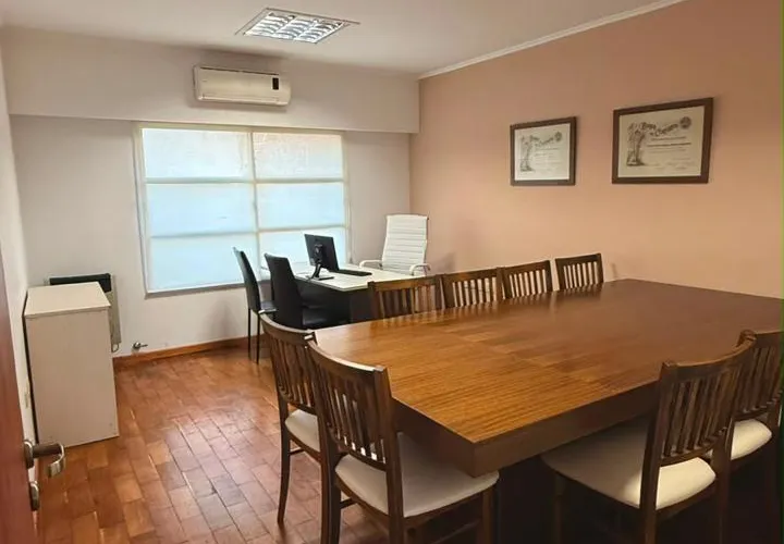 Oficina de Delfina Comparin — sala principal con escritorio y sala de reuniones